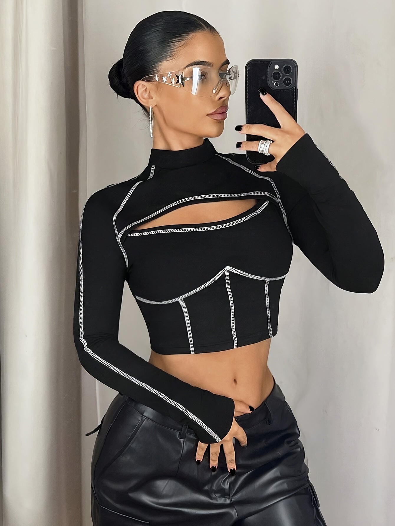 Blusa justa e elástica com detalhes vazados