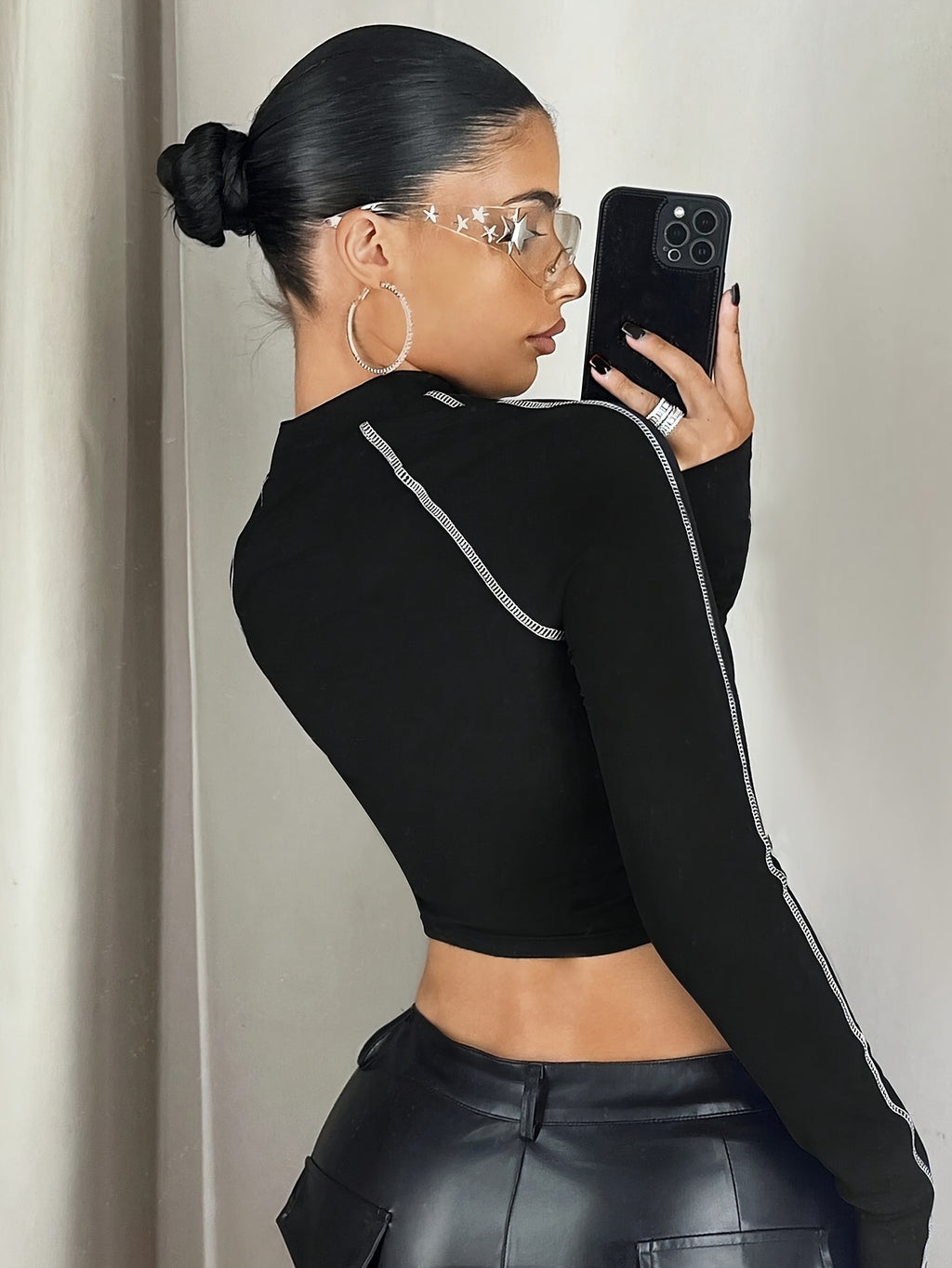 Blusa justa e elástica com detalhes vazados