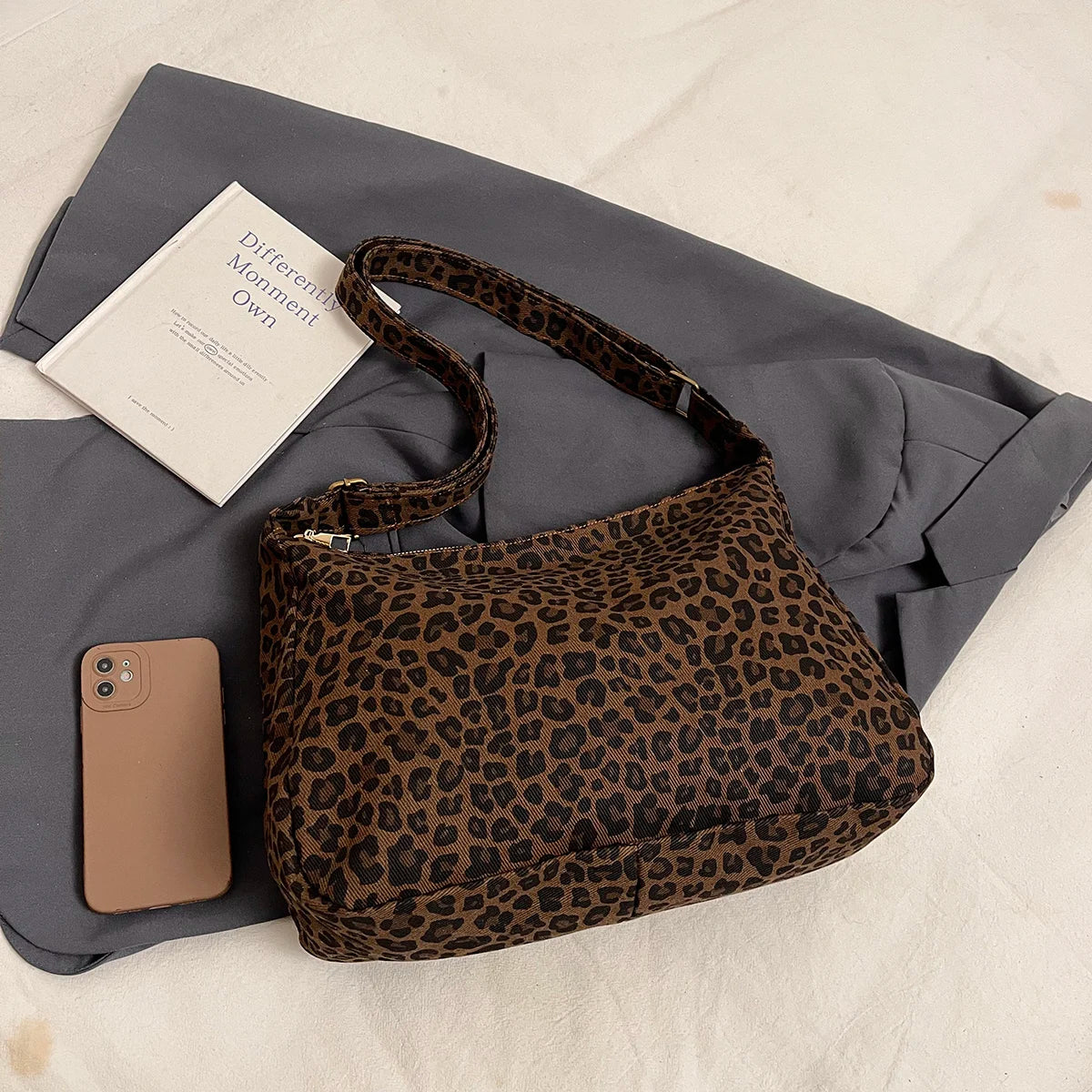 Bolsa transversal feminina moderna, casual, em tecido macio, com estampa de leopardo e grande capacidade. Ideal para o dia a dia e passeios.