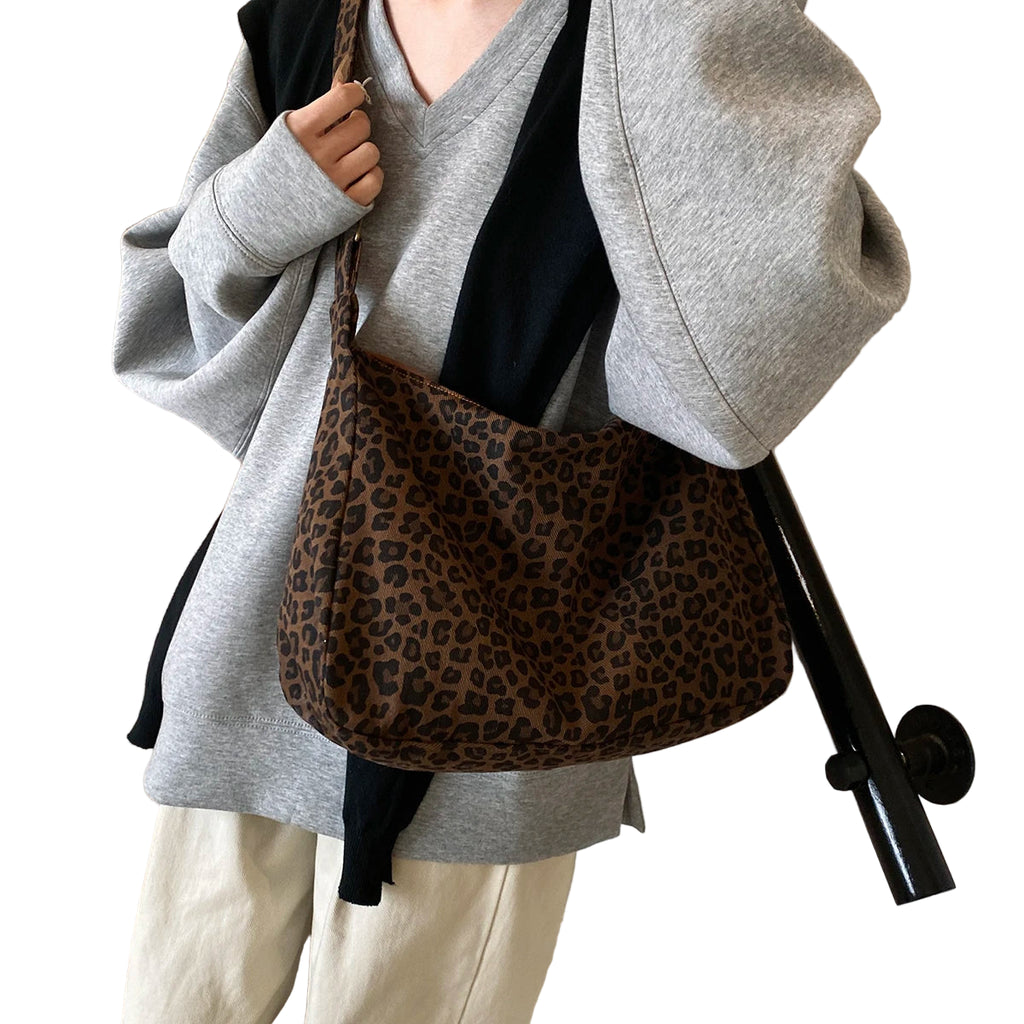 Bolsa transversal feminina moderna, casual, em tecido macio, com estampa de leopardo e grande capacidade. Ideal para o dia a dia e passeios.