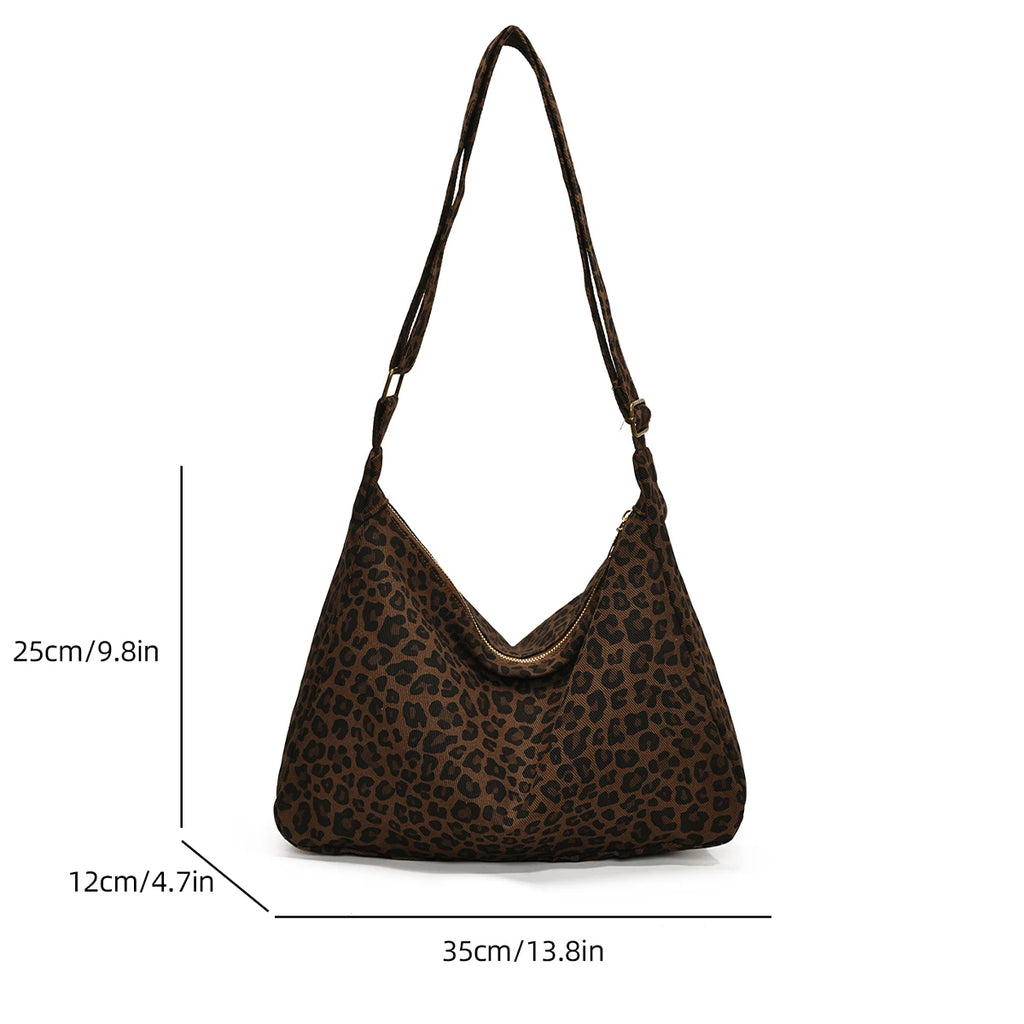 Bolsa transversal feminina moderna, casual, em tecido macio, com estampa de leopardo e grande capacidade. Ideal para o dia a dia e passeios.