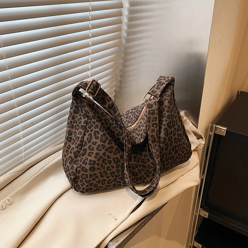 Bolsa transversal feminina moderna, casual, em tecido macio, com estampa de leopardo e grande capacidade. Ideal para o dia a dia e passeios.