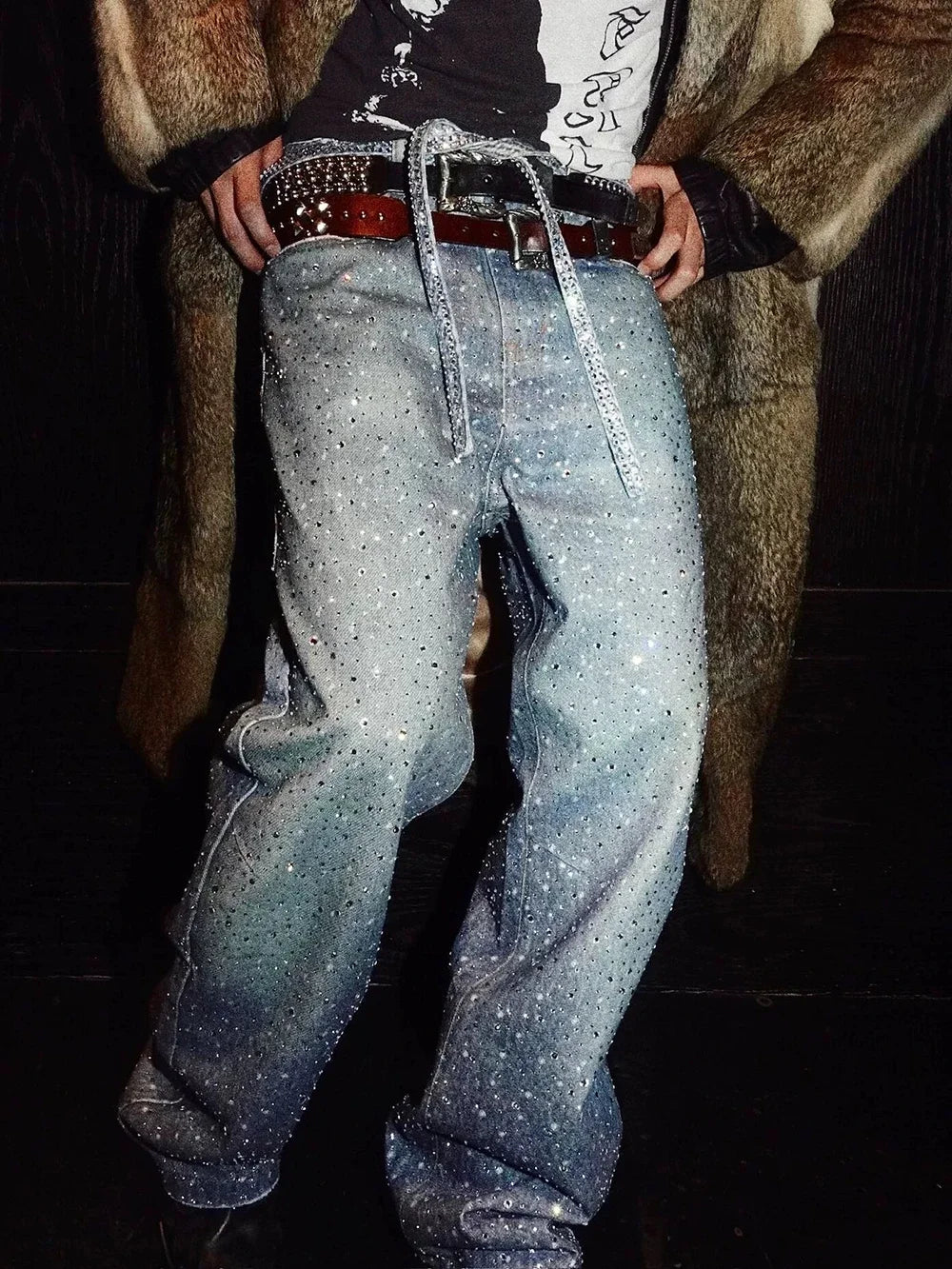 JEANS COM CINTO DECORADO COM DIAMANTE