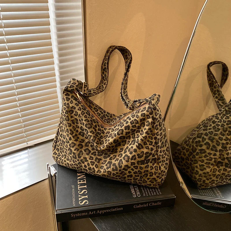 Bolsa transversal feminina moderna, casual, em tecido macio, com estampa de leopardo e grande capacidade. Ideal para o dia a dia e passeios.