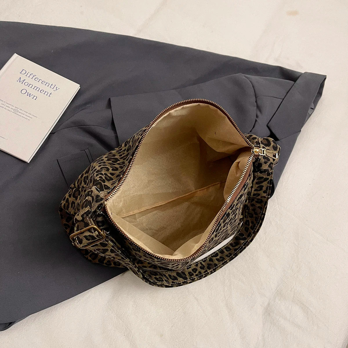 Bolsa transversal feminina moderna, casual, em tecido macio, com estampa de leopardo e grande capacidade. Ideal para o dia a dia e passeios.