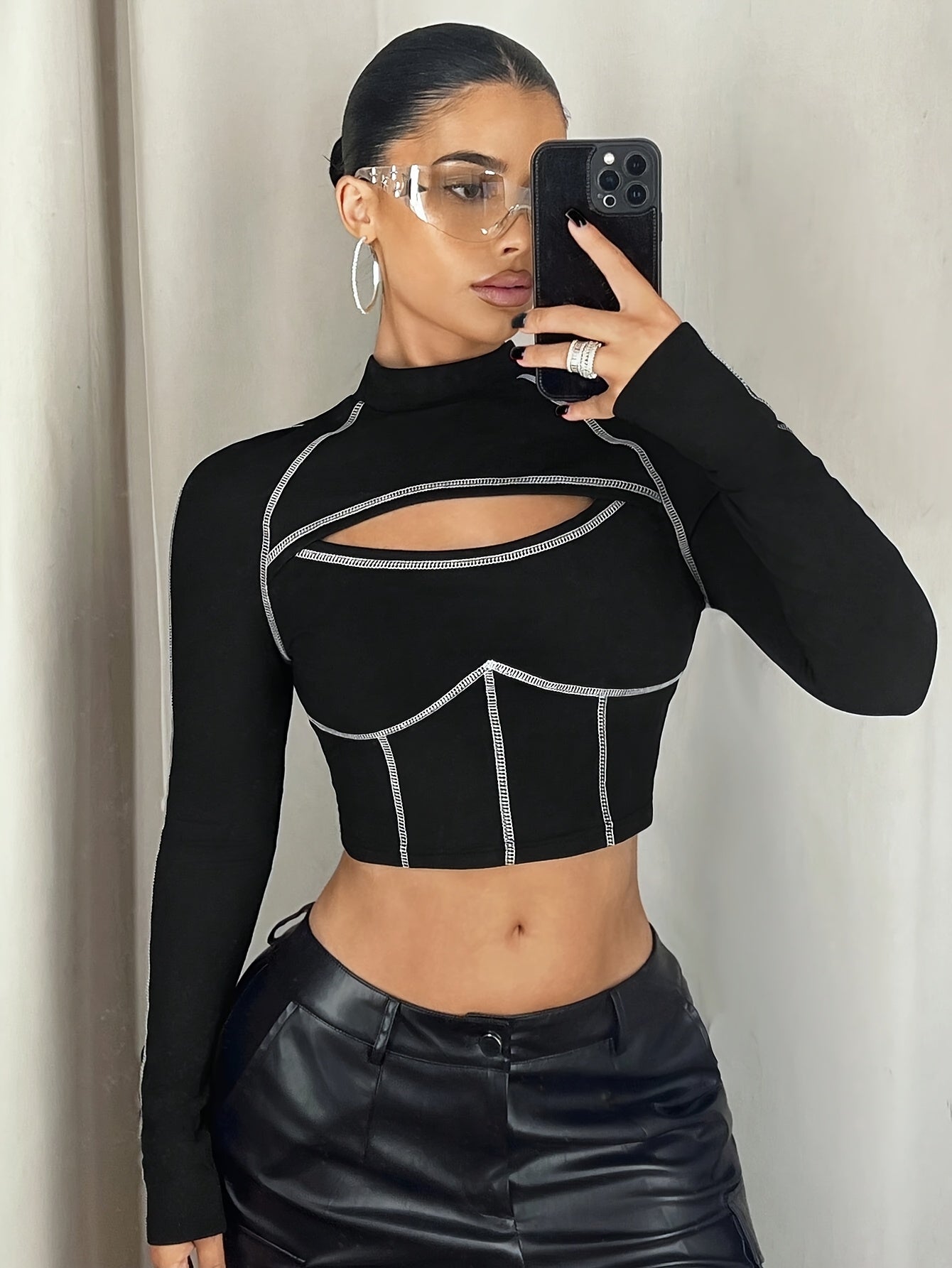 Blusa justa e elástica com detalhes vazados